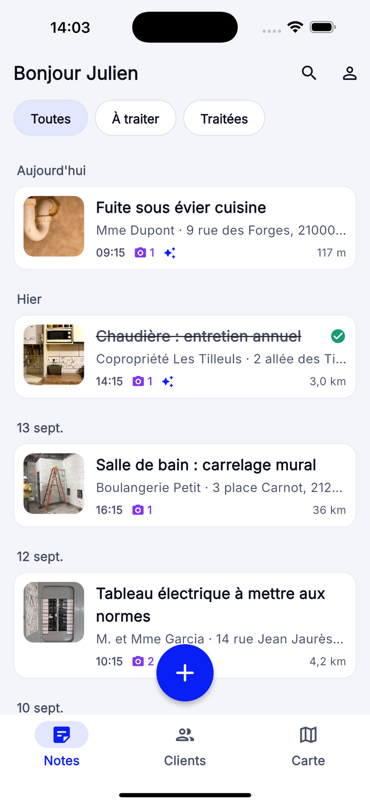 Écran d'accueil de 1Bleu : le fil des notes de chantier du jour, rangées par date avec photo, client et distance.